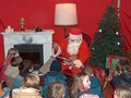 Die Kinder hören ihm gespannt zu