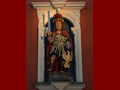 Eine ritterliche Figur weihnachtlich beleuchtet am Rathaus Soest