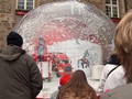 Die Coca-Cola Schneekugel zieht die ersten Neugierge an
