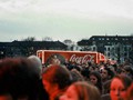 Menschenmengen rund um den beleuchteten Truck