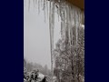 Riesig lange Eiszapfen am Dach eines Haues